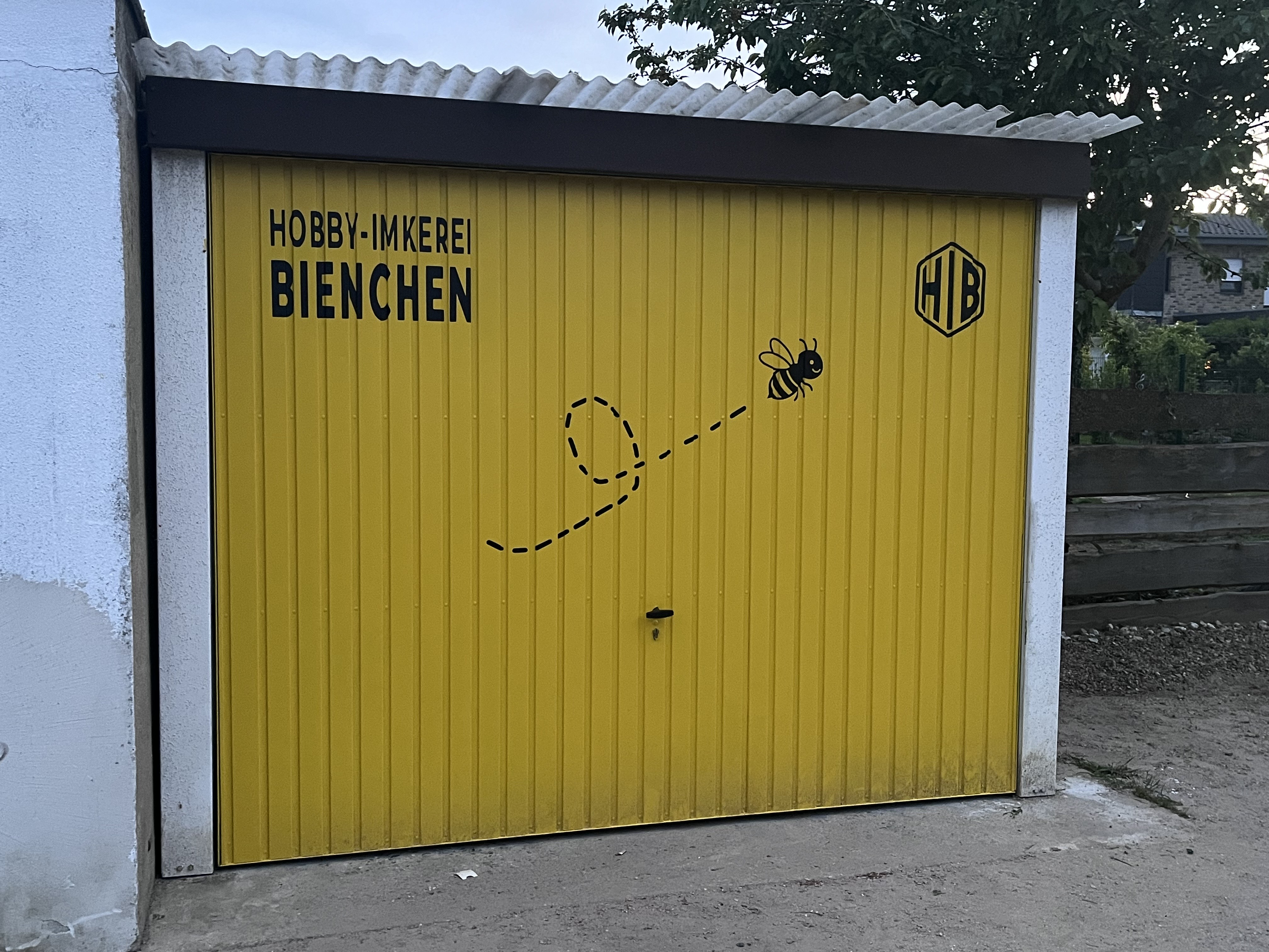 Bienen beim Anflug auf den Bienenstock